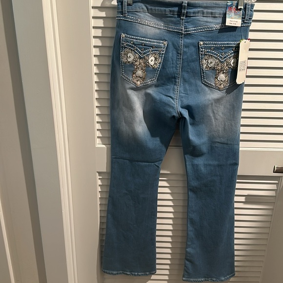 NWT H & I Fashion Acid Wash Bootcut Jeans with Jeweled embossed back pockets. - Picture 4 of 8